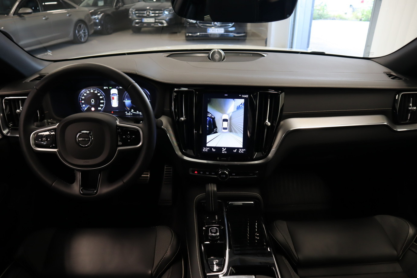 Esittelykuva VOLVO S60 lataushybridiautosta.