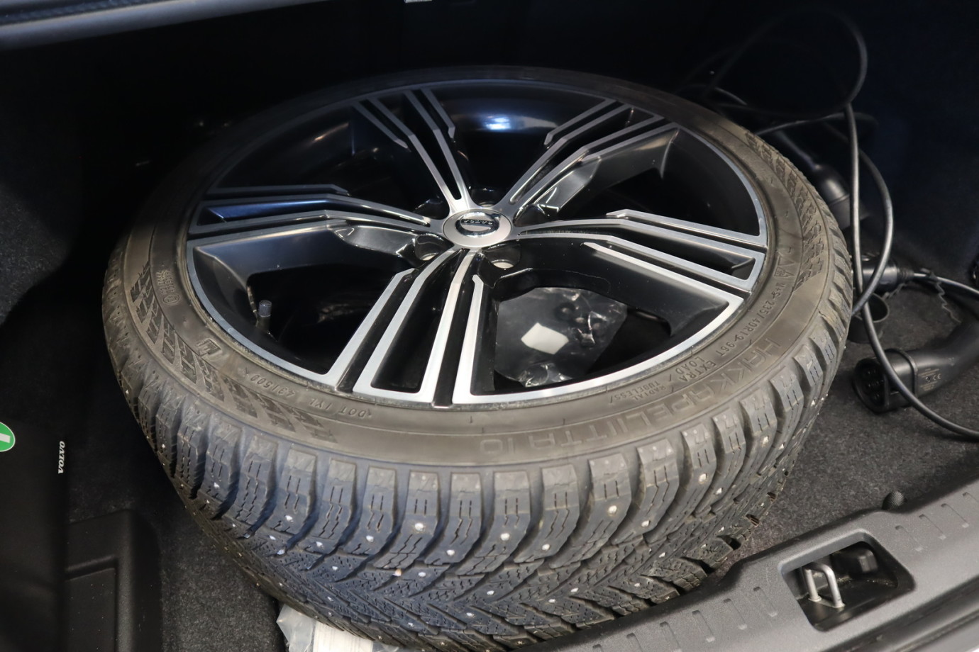 Esittelykuva VOLVO S60 lataushybridiautosta.