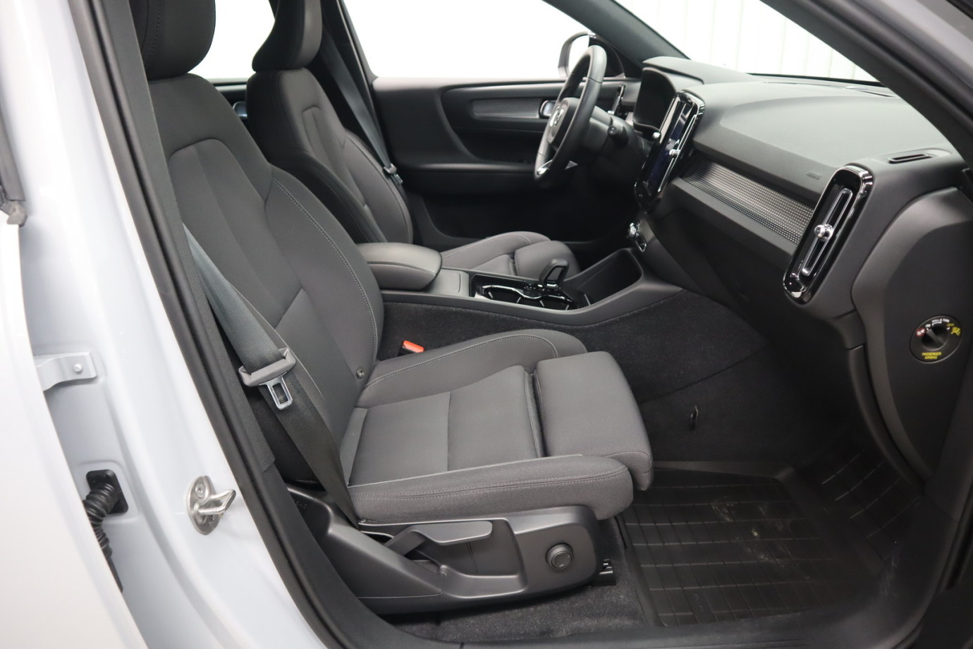Esittelykuva VOLVO XC40 täyssähköautosta.