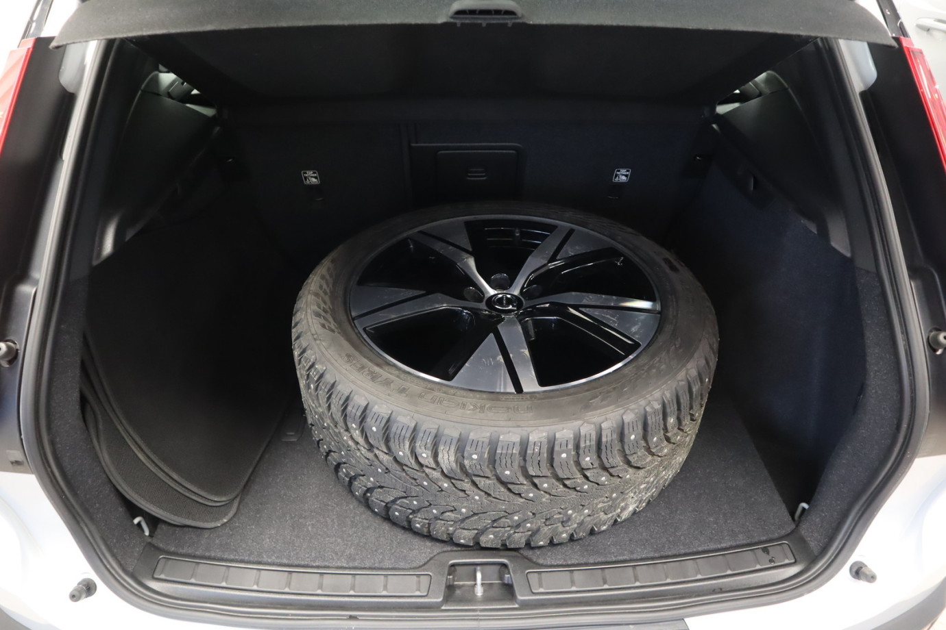 Esittelykuva VOLVO XC40 täyssähköautosta.