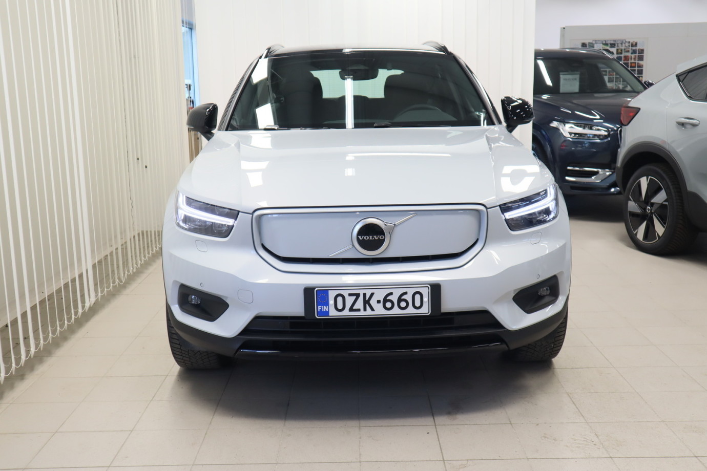 Esittelykuva VOLVO XC40 täyssähköautosta.