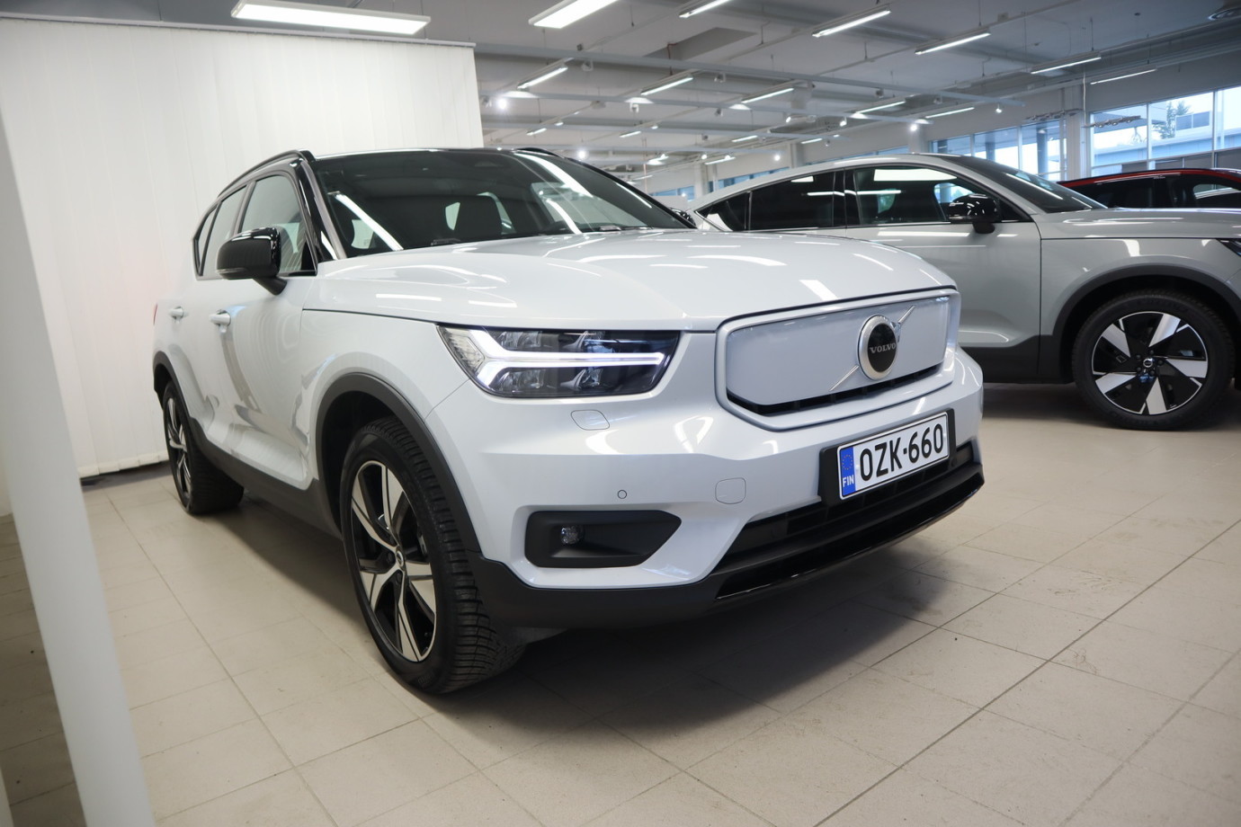 Esittelykuva VOLVO XC40 täyssähköautosta.