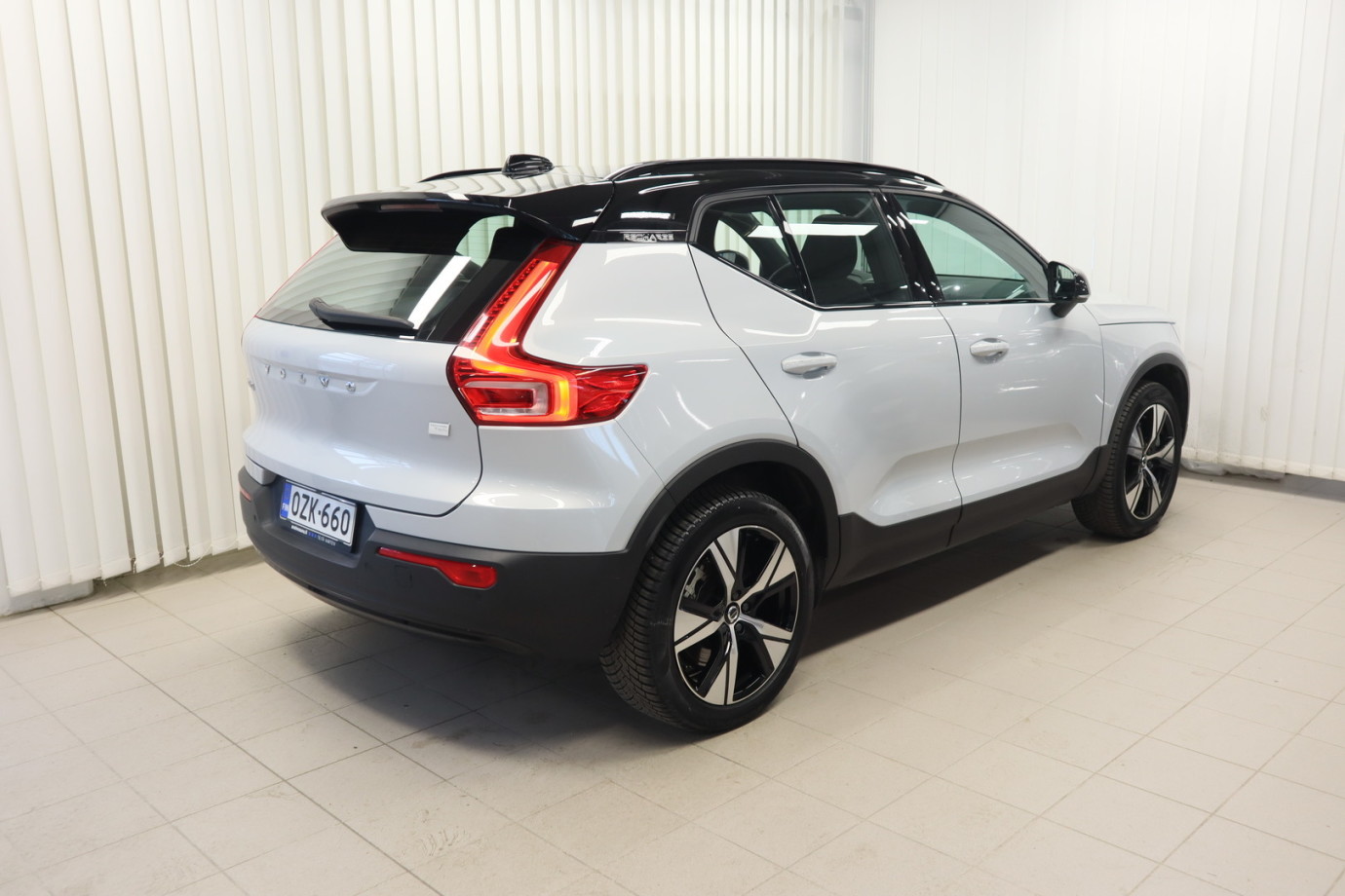 Esittelykuva VOLVO XC40 täyssähköautosta.