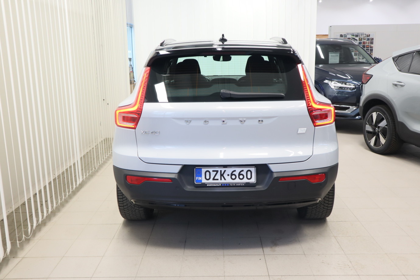 Esittelykuva VOLVO XC40 täyssähköautosta.