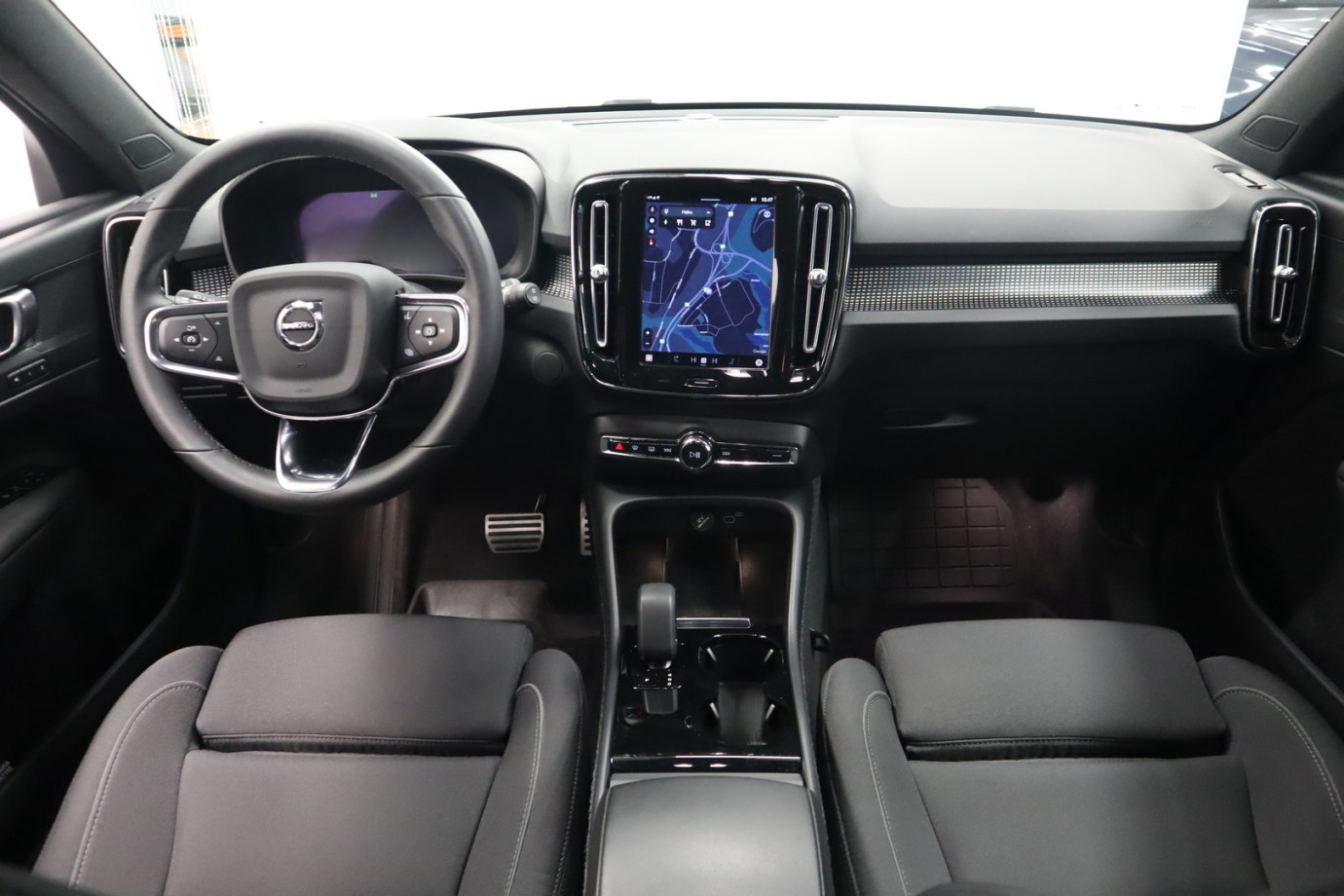 Esittelykuva VOLVO XC40 täyssähköautosta.