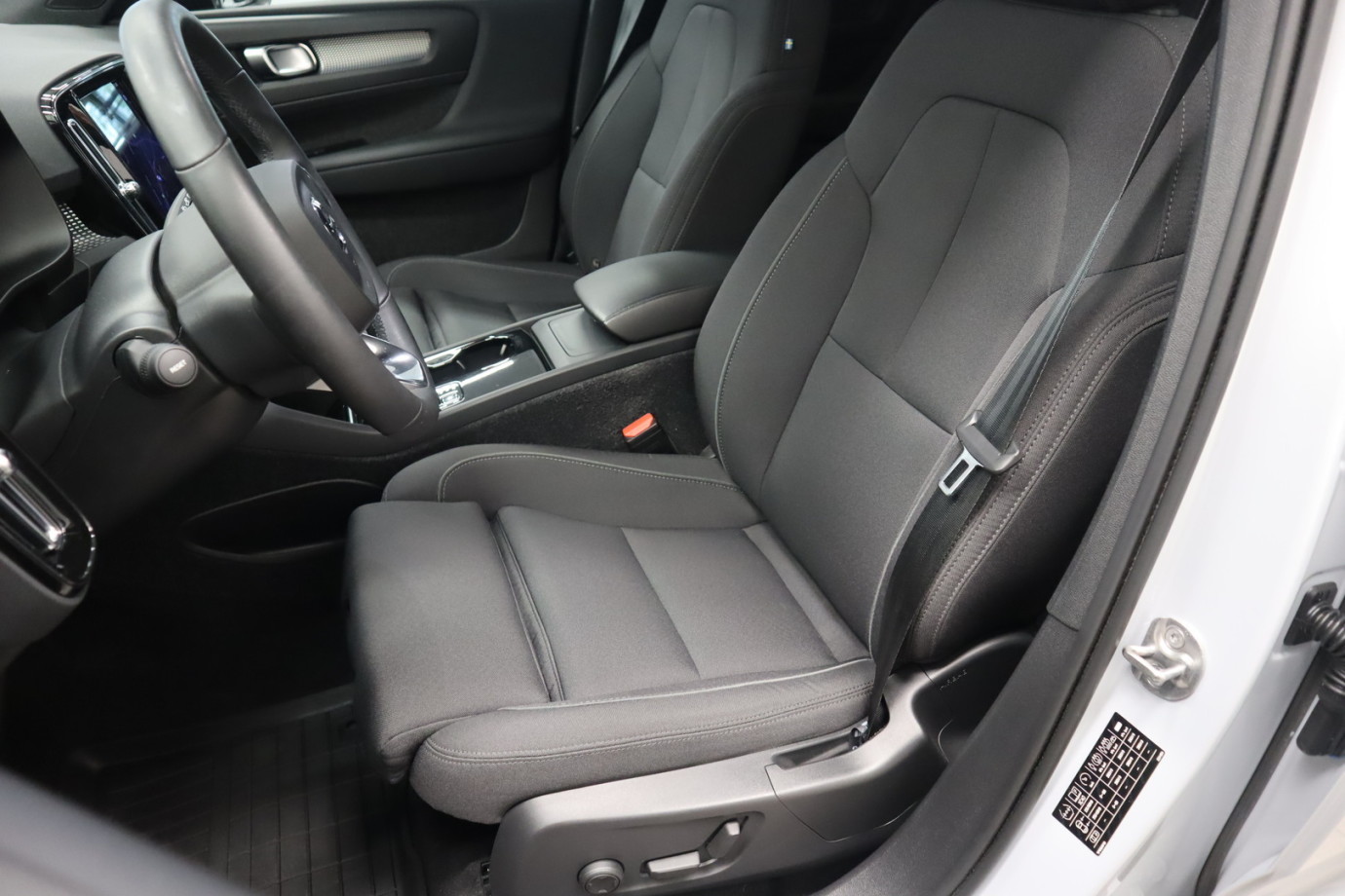 Esittelykuva VOLVO XC40 täyssähköautosta.