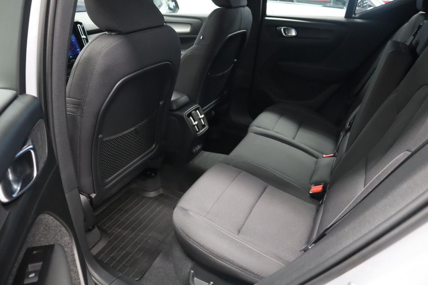 Esittelykuva VOLVO XC40 täyssähköautosta.