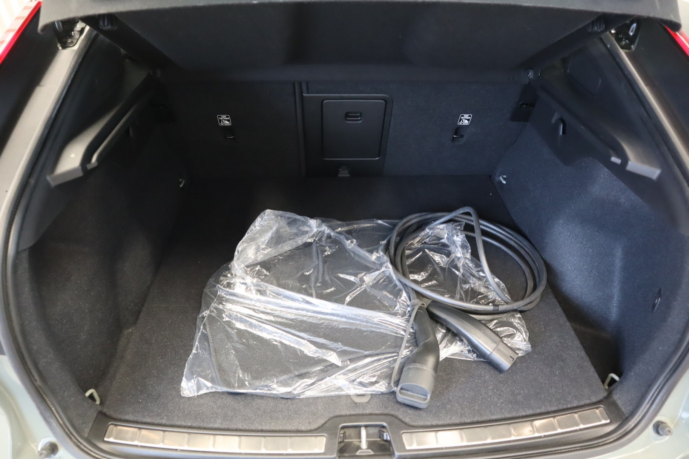 Esittelykuva VOLVO C40 täyssähköautosta.