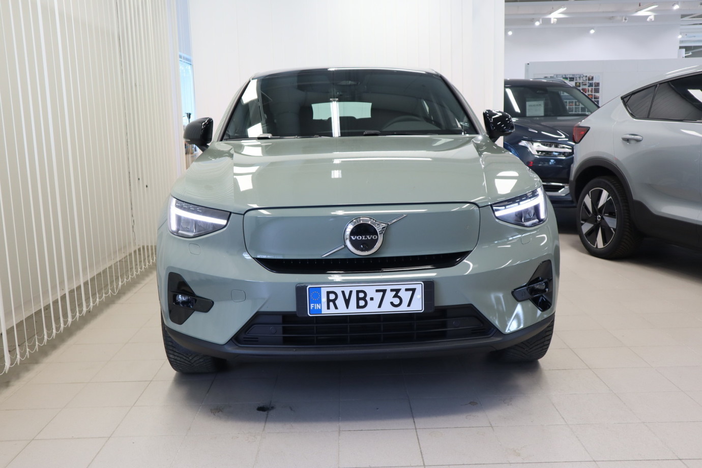 Esittelykuva VOLVO C40 täyssähköautosta.