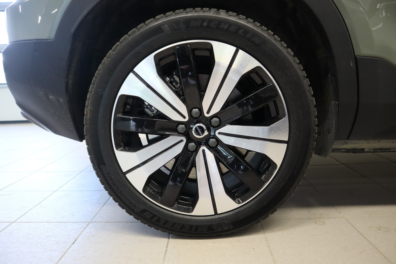 Esittelykuva VOLVO C40 täyssähköautosta.