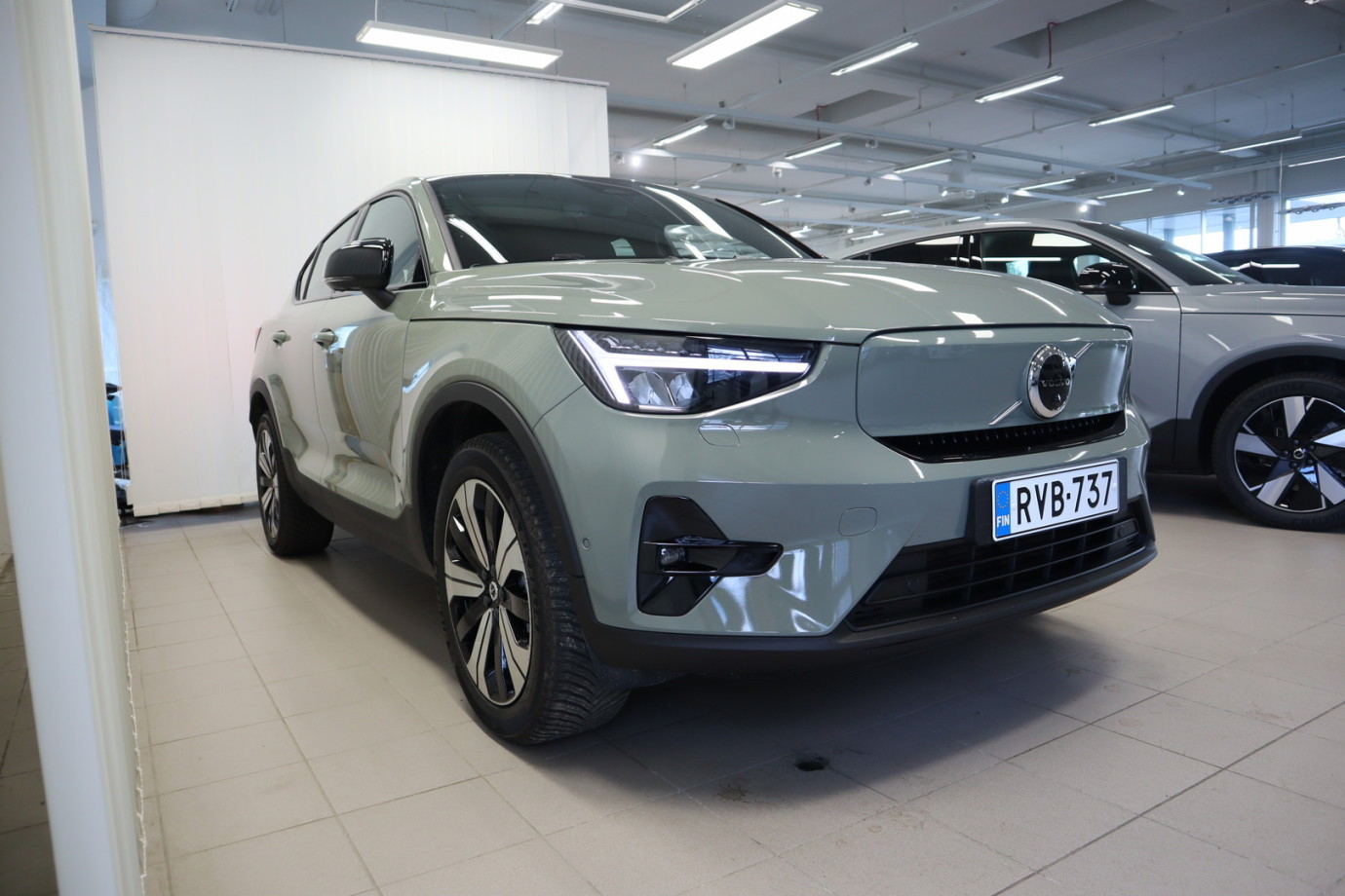 Esittelykuva VOLVO C40 täyssähköautosta.