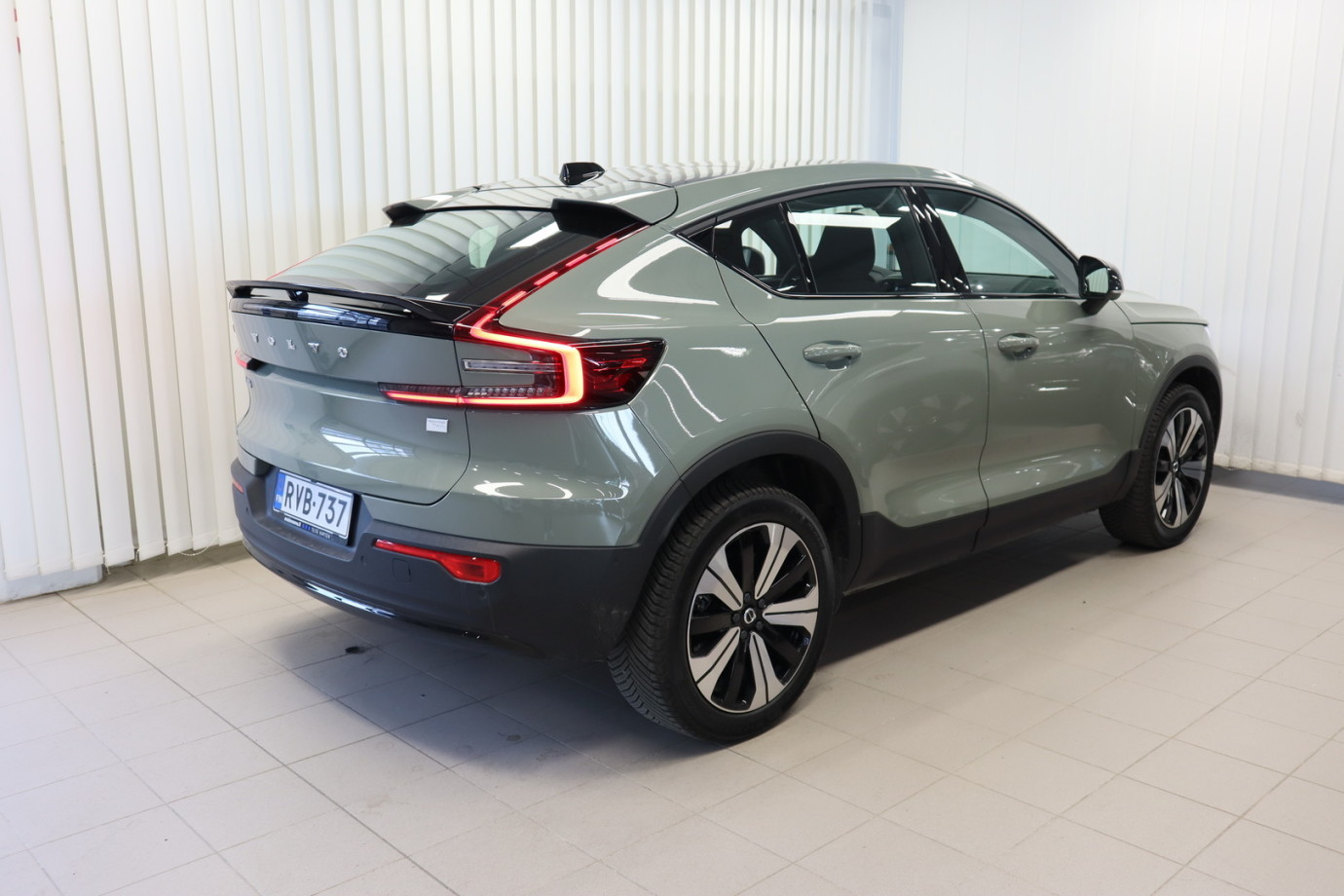 Esittelykuva VOLVO C40 täyssähköautosta.
