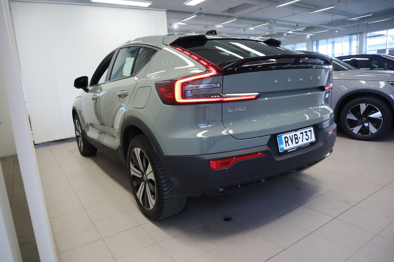 Esittelykuva VOLVO C40 täyssähköautosta.