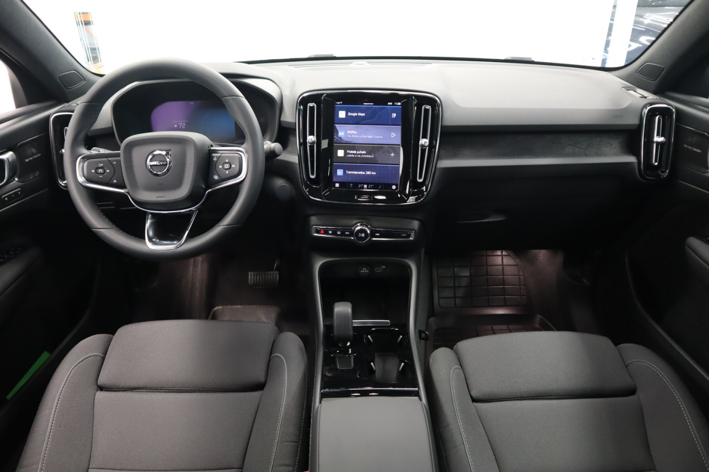 Esittelykuva VOLVO C40 täyssähköautosta.