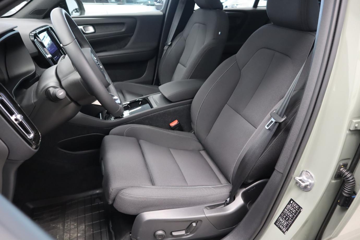 Esittelykuva VOLVO C40 täyssähköautosta.