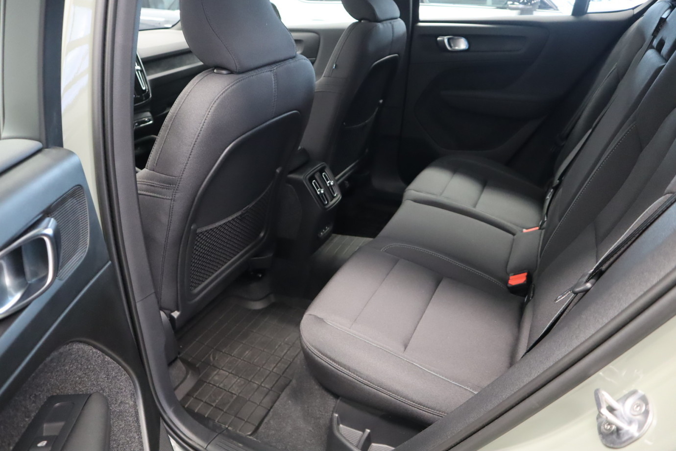 Esittelykuva VOLVO C40 täyssähköautosta.