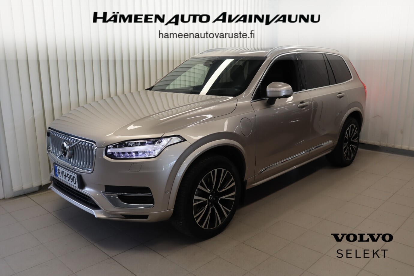 Esittelykuva VOLVO XC90 lataushybridiautosta.