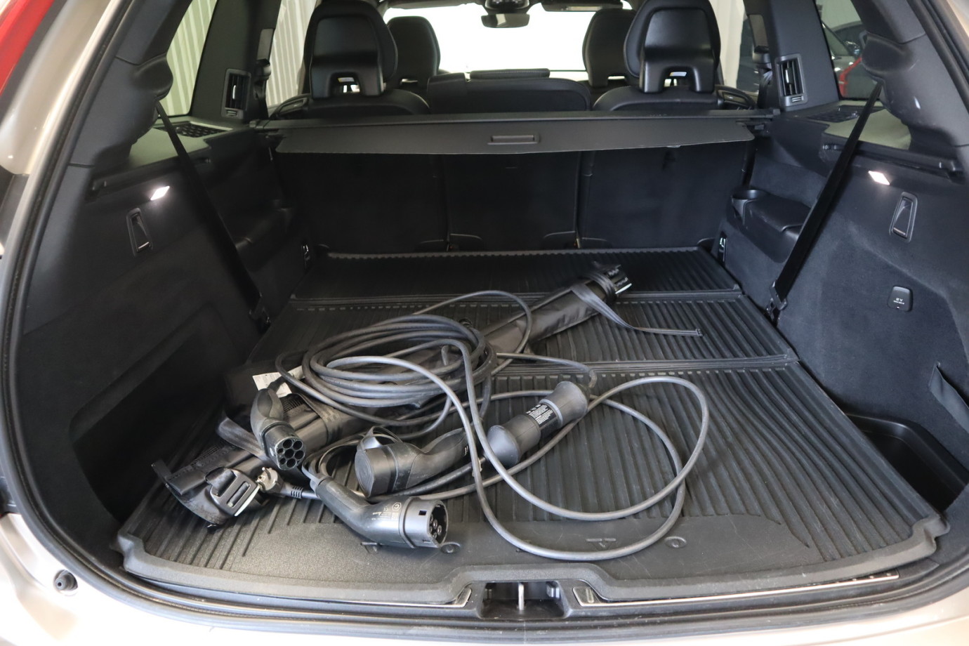 Esittelykuva VOLVO XC90 lataushybridiautosta.