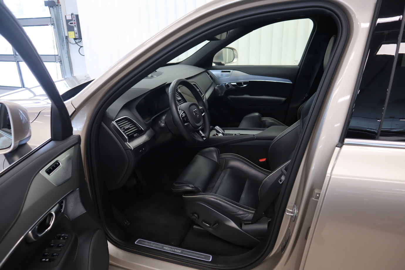 Esittelykuva VOLVO XC90 lataushybridiautosta.