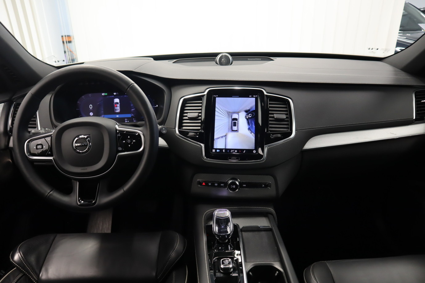 Esittelykuva VOLVO XC90 lataushybridiautosta.