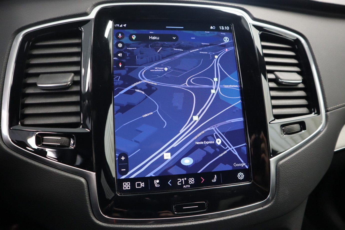 Esittelykuva VOLVO XC90 lataushybridiautosta.