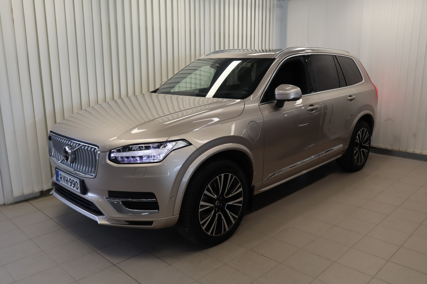 Esittelykuva VOLVO XC90 lataushybridiautosta.
