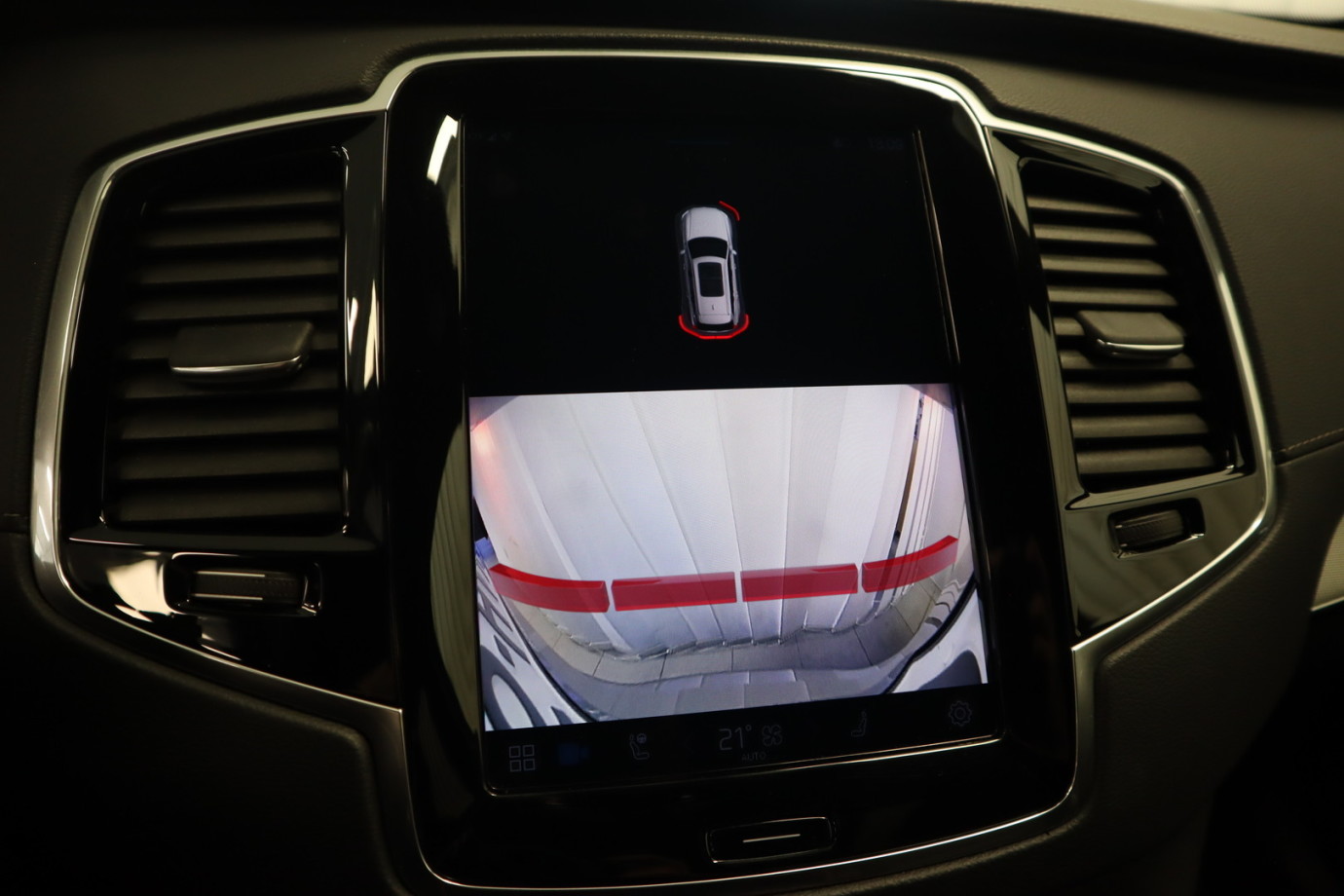 Esittelykuva VOLVO XC90 lataushybridiautosta.