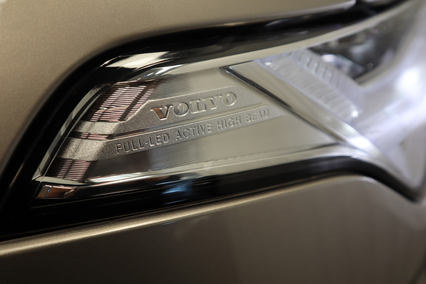 Esittelykuva VOLVO XC90 lataushybridiautosta.