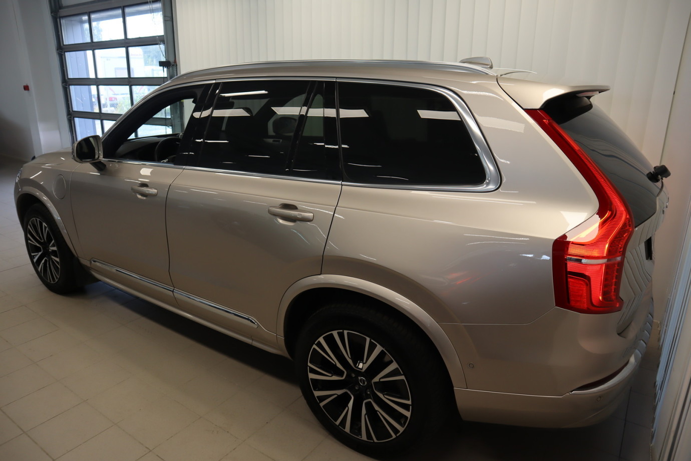 Esittelykuva VOLVO XC90 lataushybridiautosta.