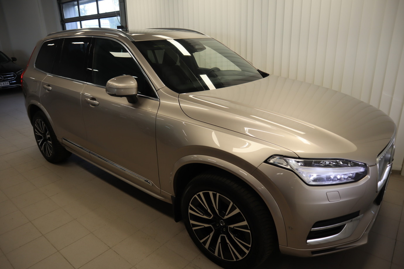Esittelykuva VOLVO XC90 lataushybridiautosta.