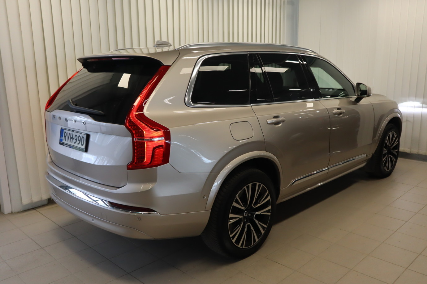 Esittelykuva VOLVO XC90 lataushybridiautosta.