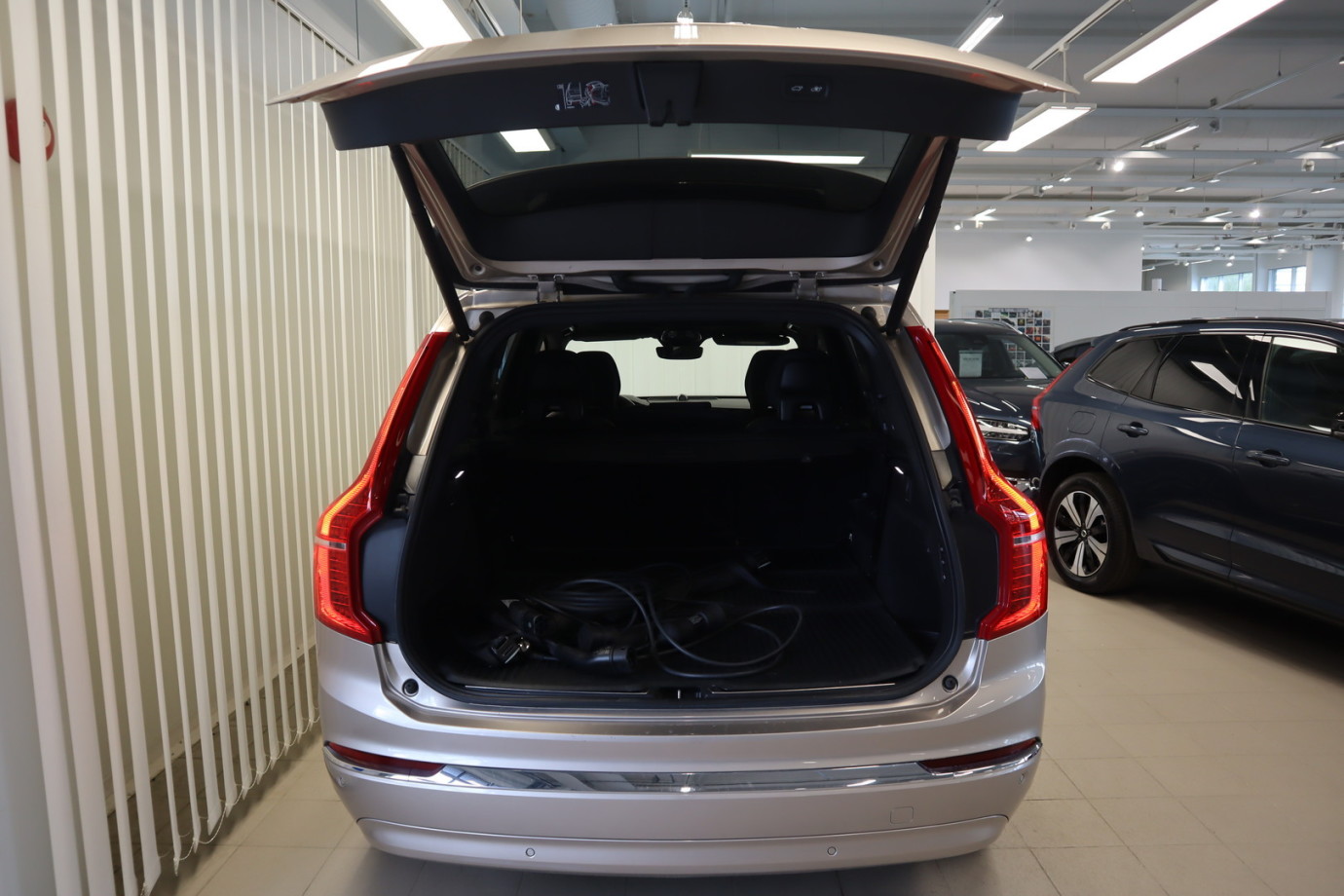 Esittelykuva VOLVO XC90 lataushybridiautosta.