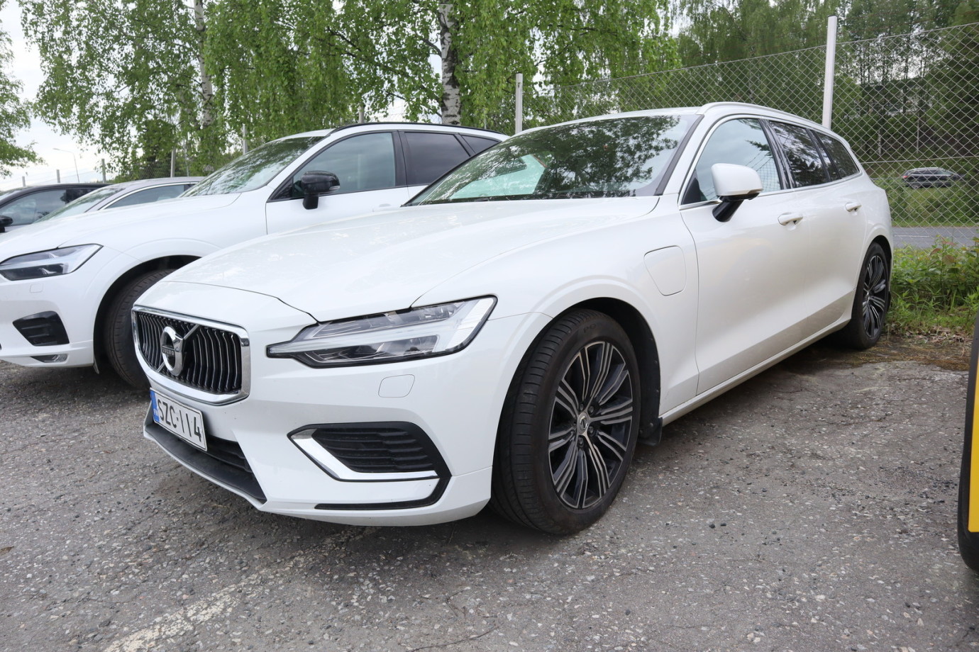 Esittelykuva VOLVO V60 lataushybridiautosta.