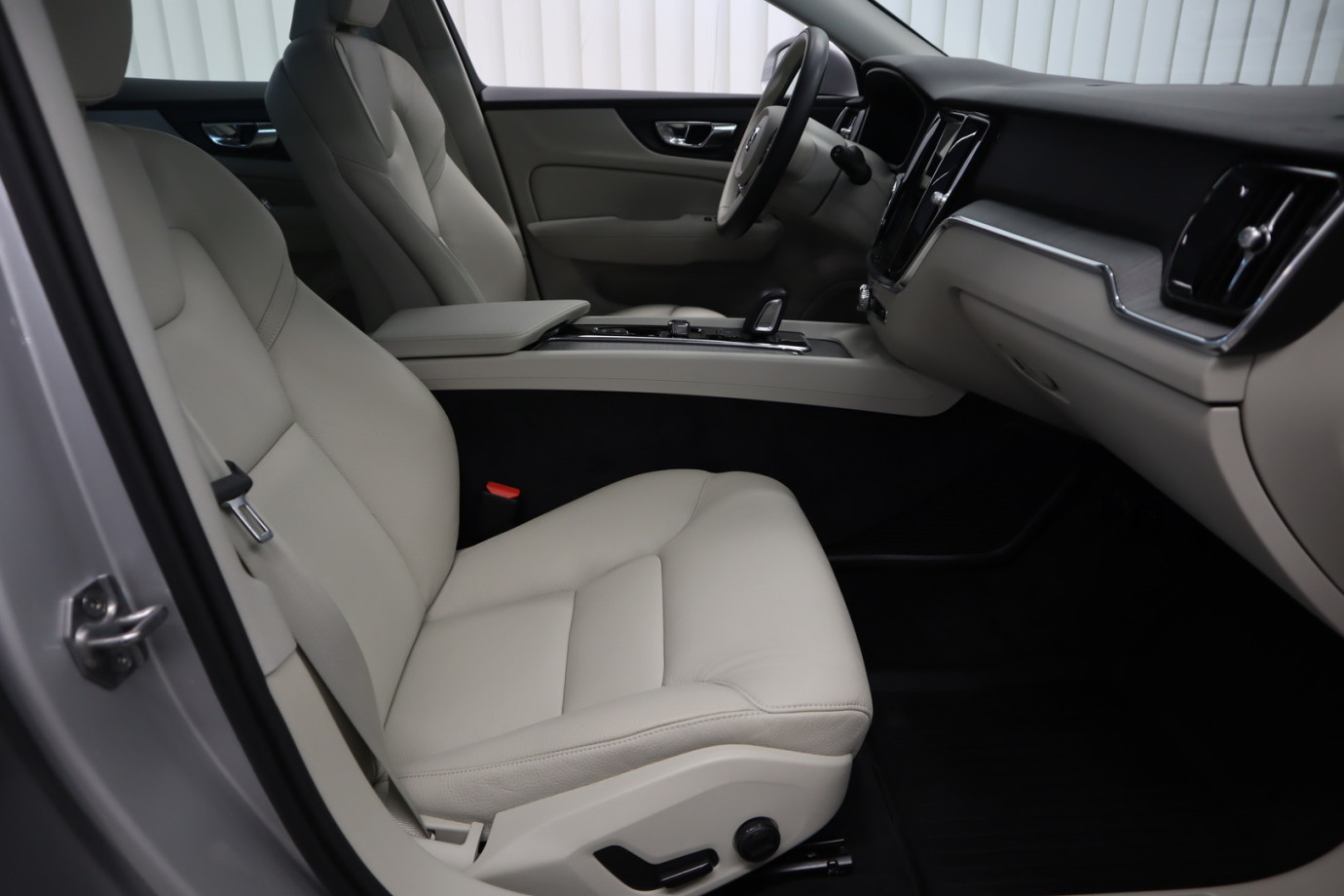 Esittelykuva VOLVO V60 CROSS COUNTRY bensiiniautosta.