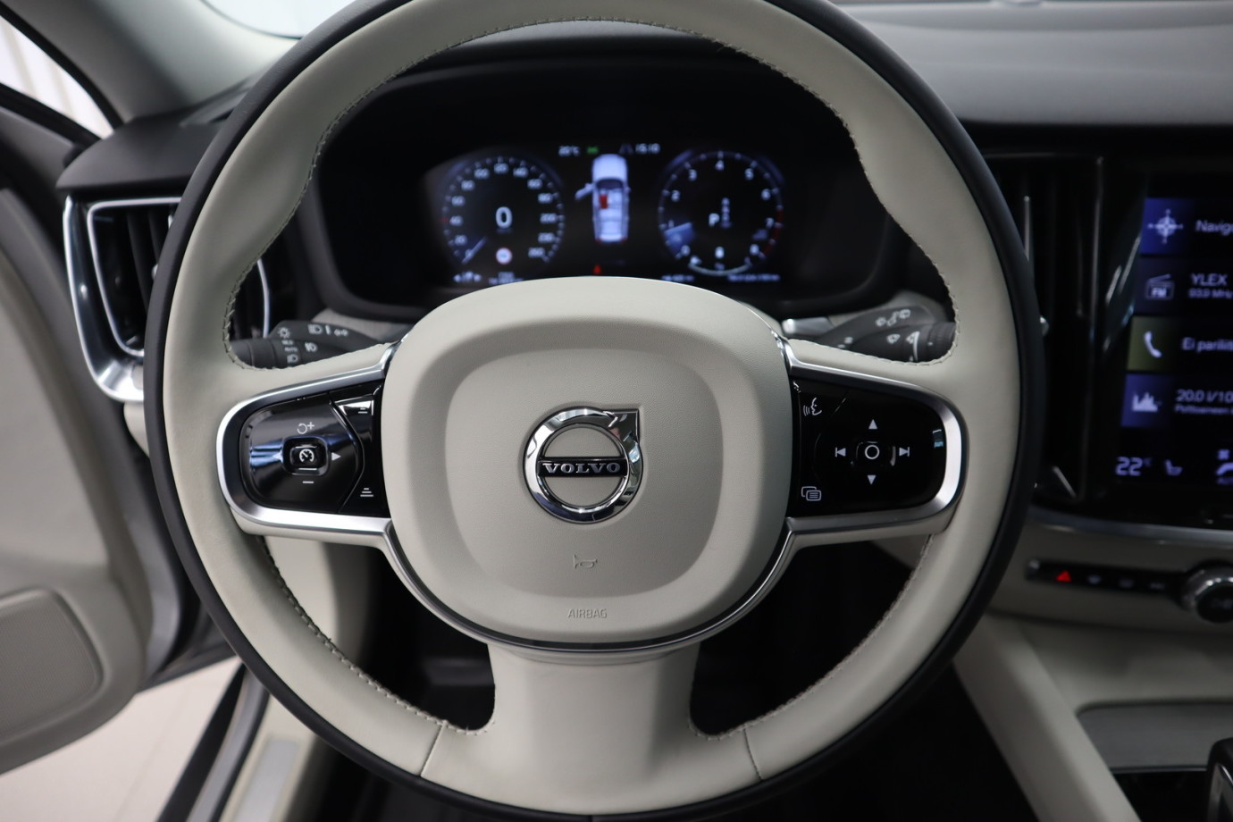 Esittelykuva VOLVO V60 CROSS COUNTRY bensiiniautosta.