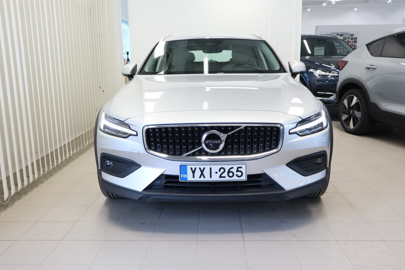Esittelykuva VOLVO V60 CROSS COUNTRY bensiiniautosta.
