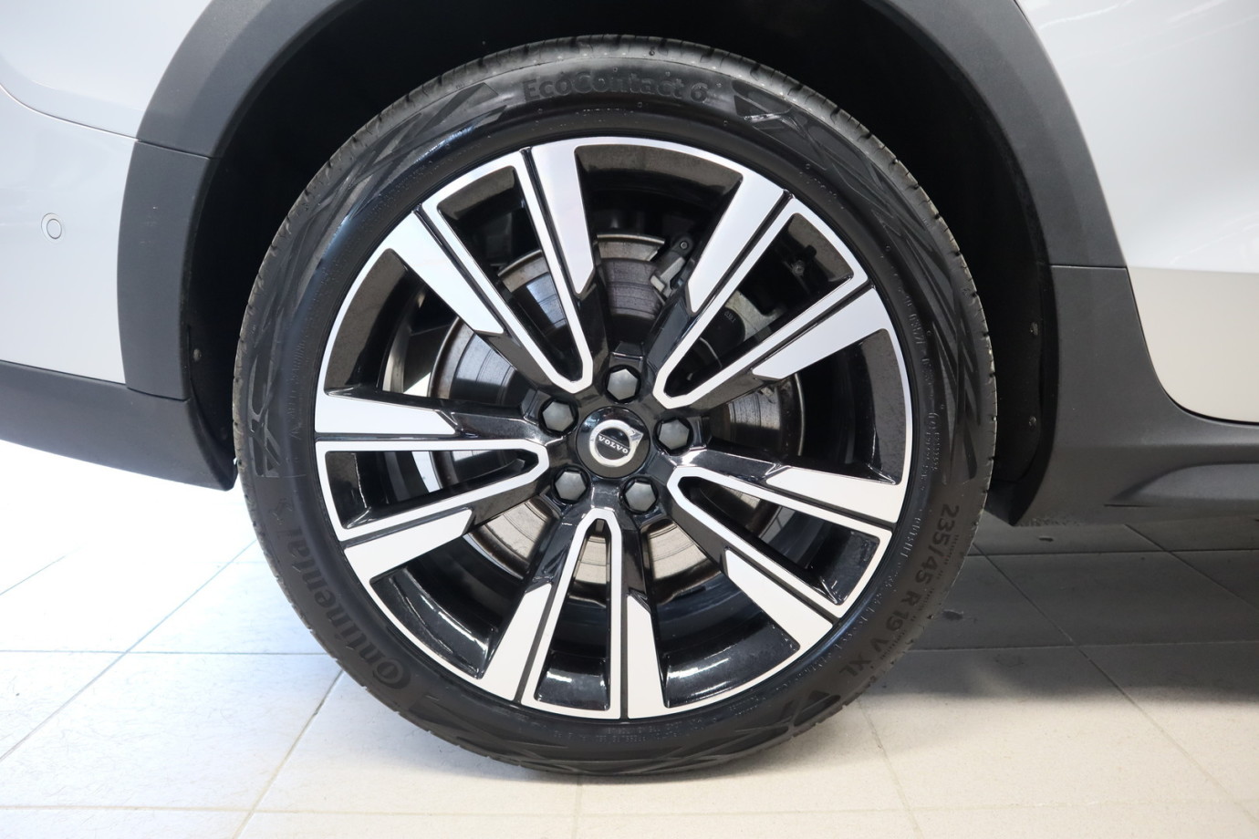 Esittelykuva VOLVO V60 CROSS COUNTRY bensiiniautosta.