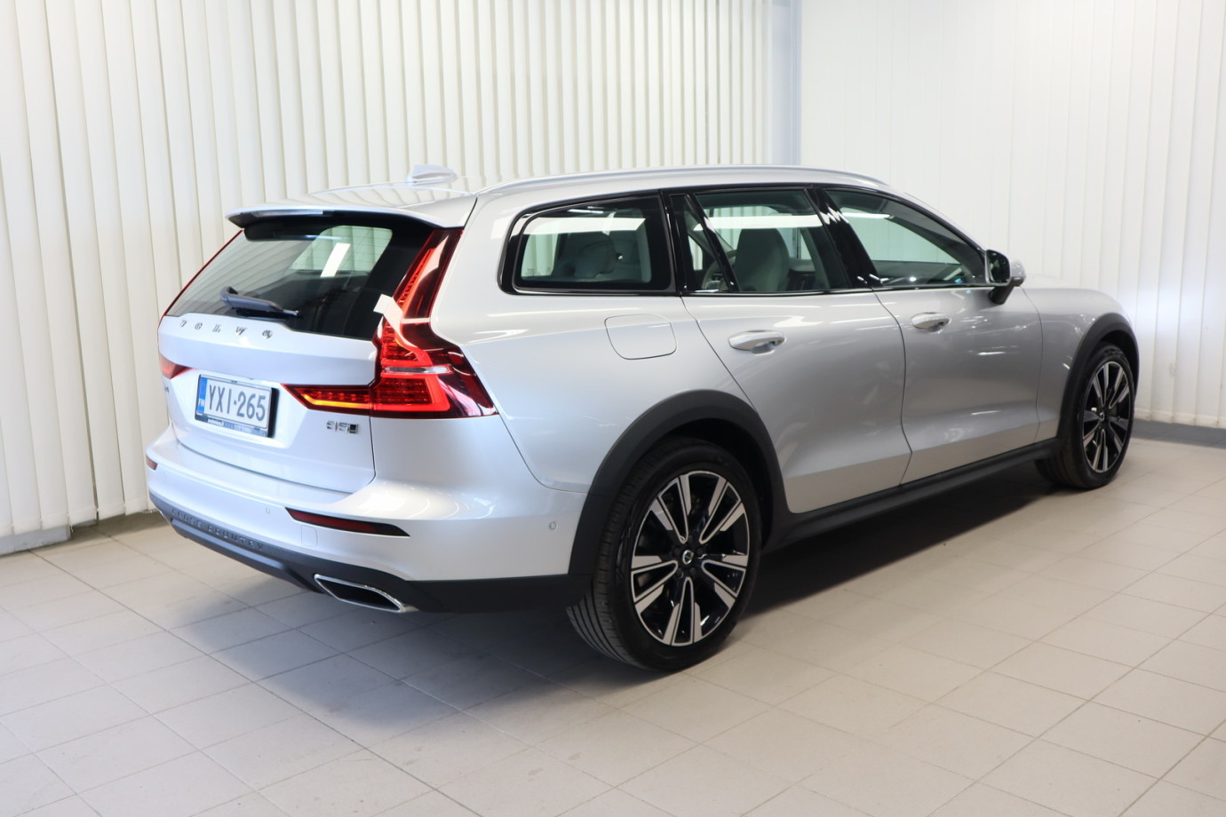 Esittelykuva VOLVO V60 CROSS COUNTRY bensiiniautosta.