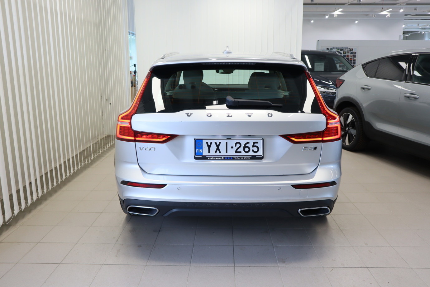 Esittelykuva VOLVO V60 CROSS COUNTRY bensiiniautosta.