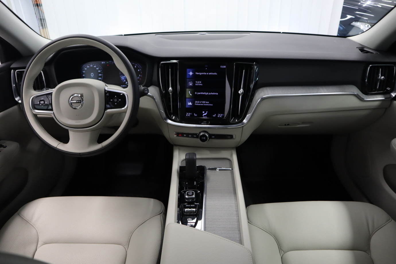 Esittelykuva VOLVO V60 CROSS COUNTRY bensiiniautosta.