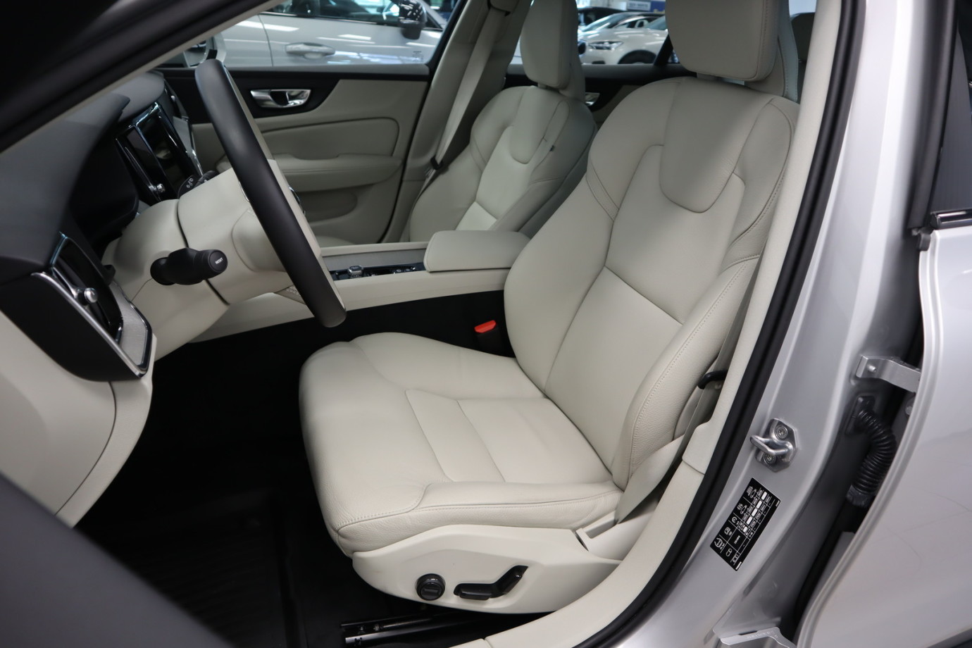 Esittelykuva VOLVO V60 CROSS COUNTRY bensiiniautosta.