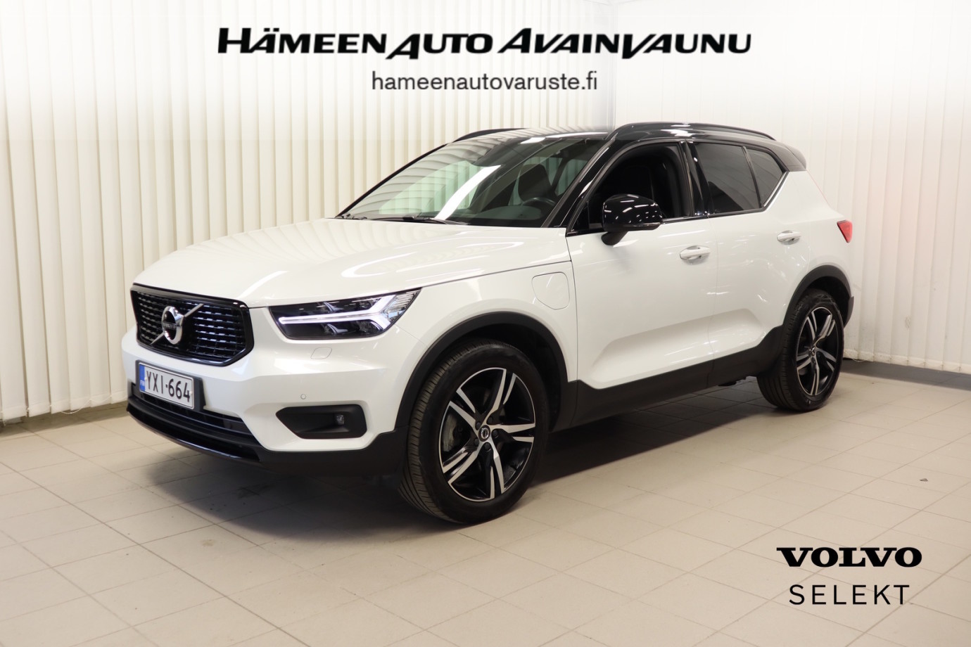 Esittelykuva VOLVO XC40 lataushybridiautosta.