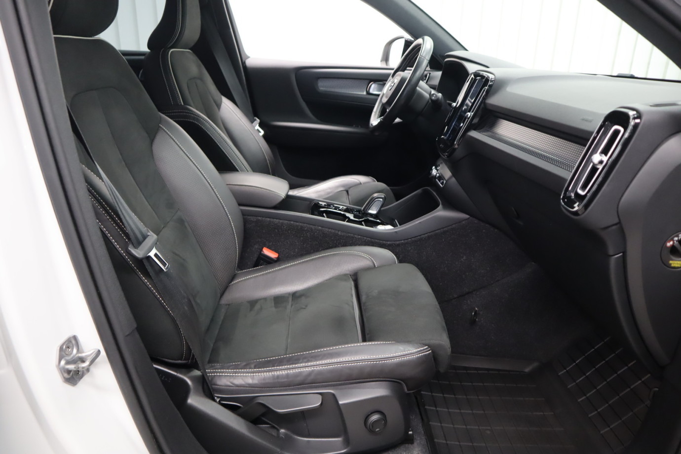 Esittelykuva VOLVO XC40 lataushybridiautosta.
