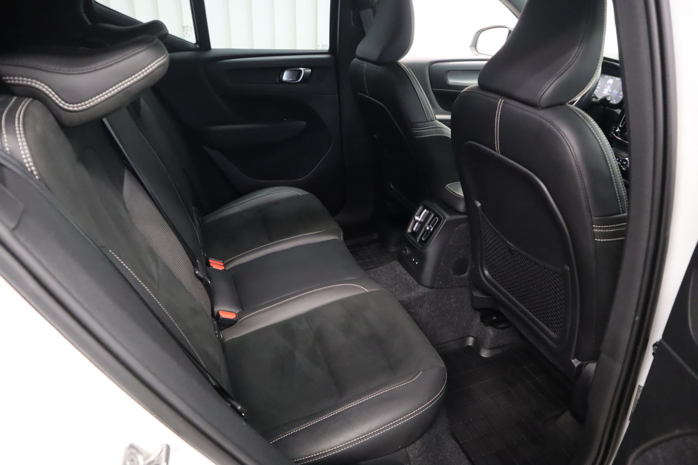 Esittelykuva VOLVO XC40 lataushybridiautosta.