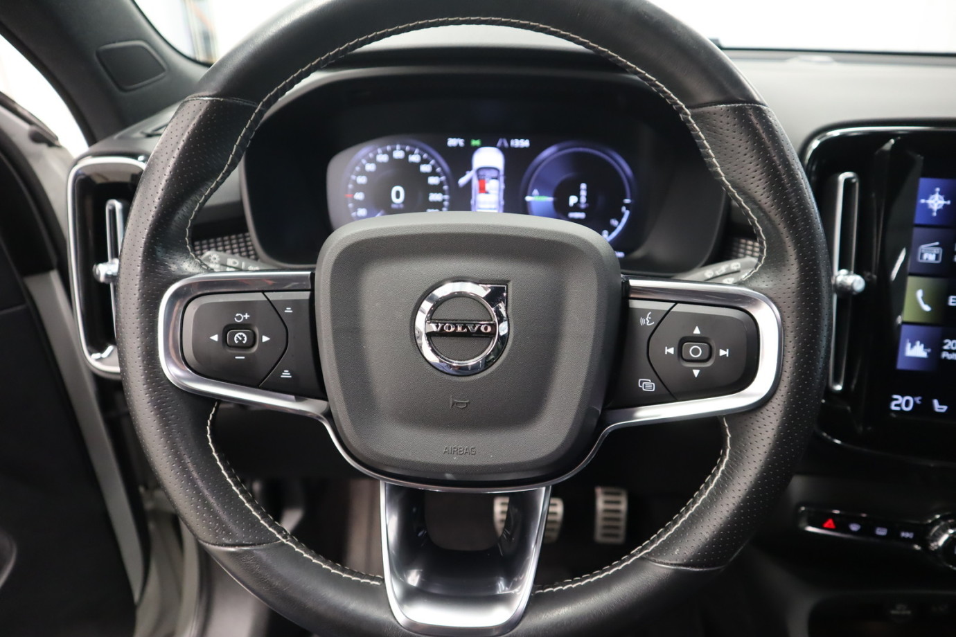Esittelykuva VOLVO XC40 lataushybridiautosta.