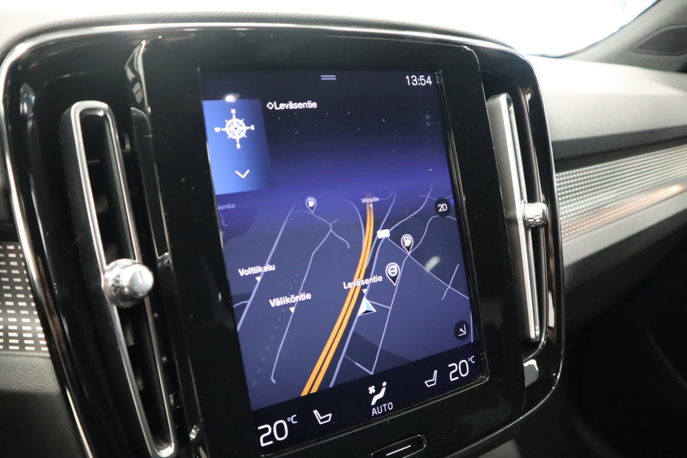 Esittelykuva VOLVO XC40 lataushybridiautosta.