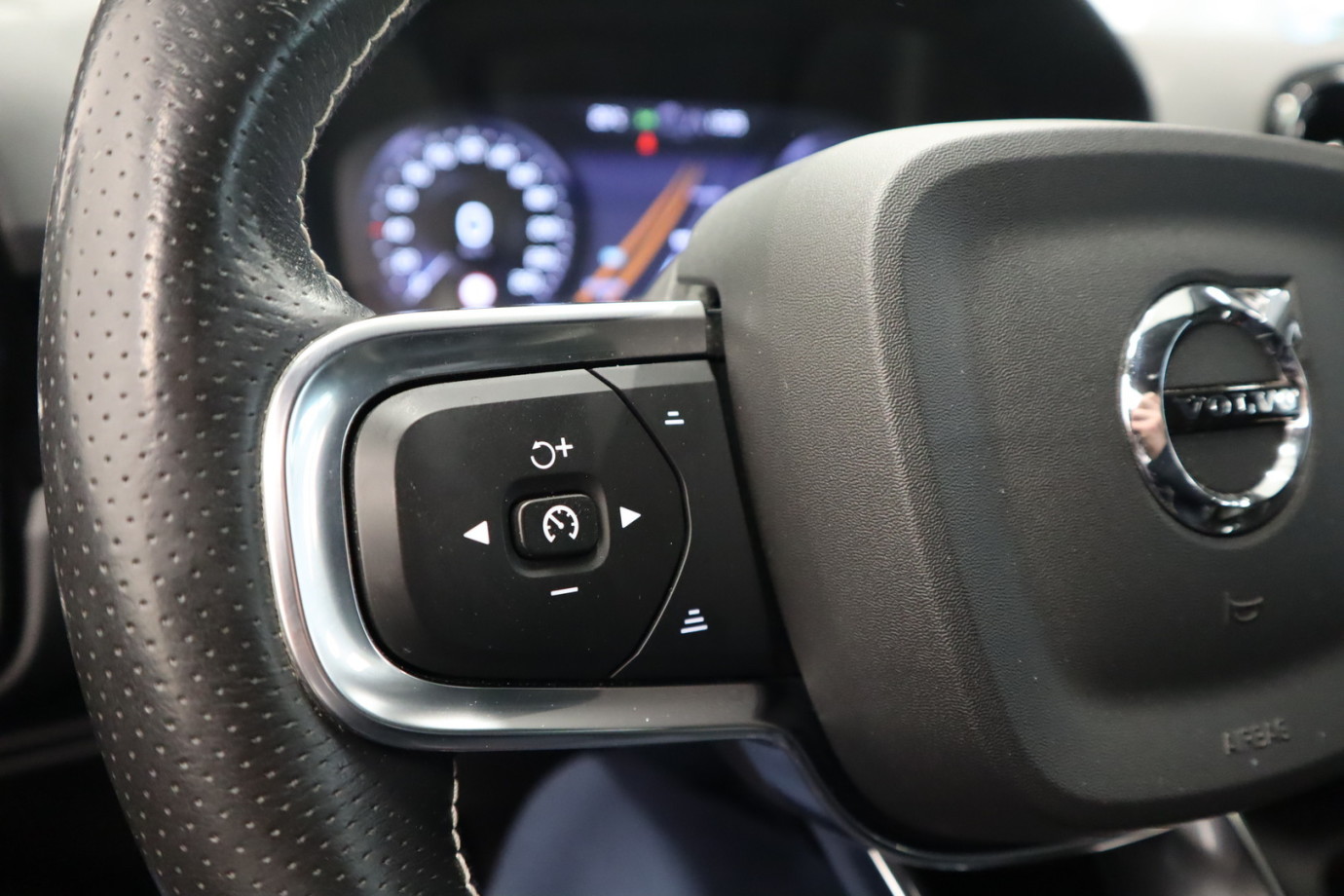 Esittelykuva VOLVO XC40 lataushybridiautosta.