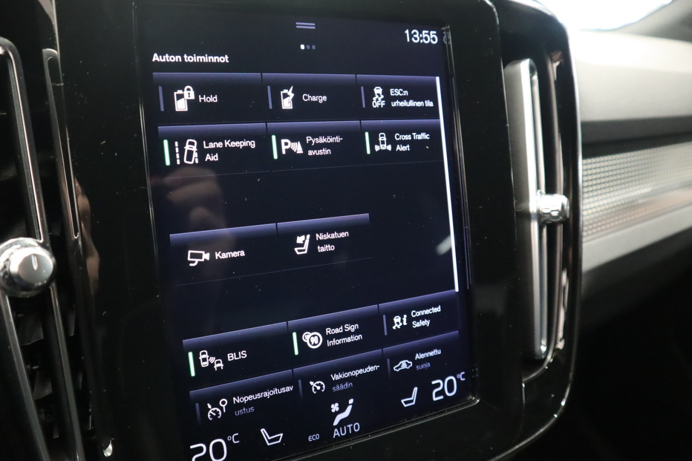 Esittelykuva VOLVO XC40 lataushybridiautosta.
