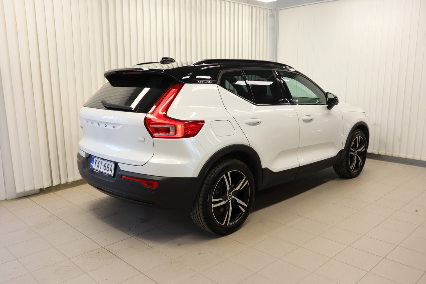 Esittelykuva VOLVO XC40 lataushybridiautosta.