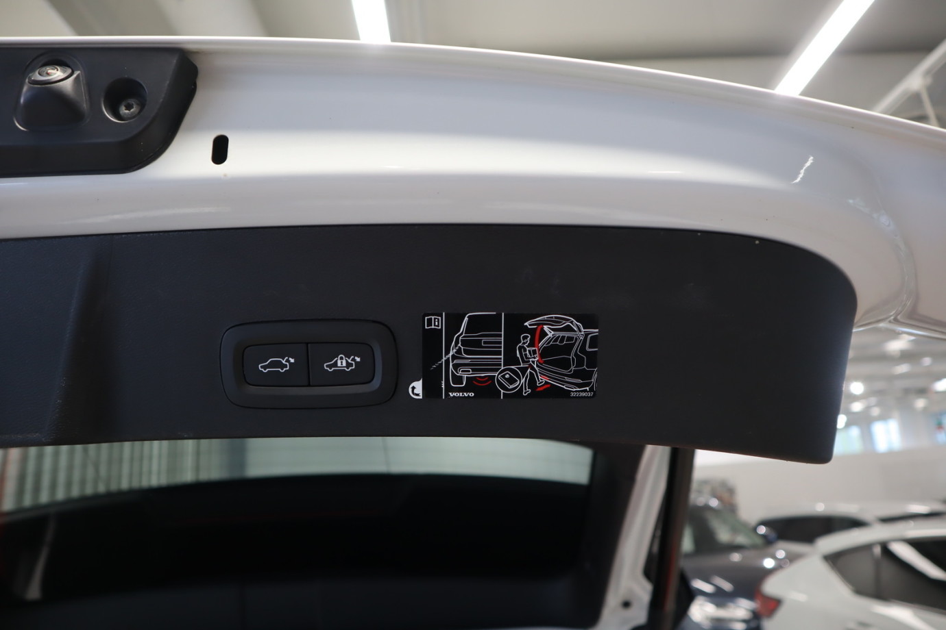 Esittelykuva VOLVO XC40 lataushybridiautosta.